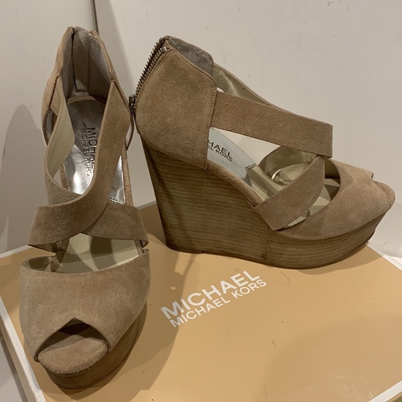 NWOT Michael Kors Wedge Light Beige Suede Platform Sandal Harley Silver Hardware - Picture 4 of 16